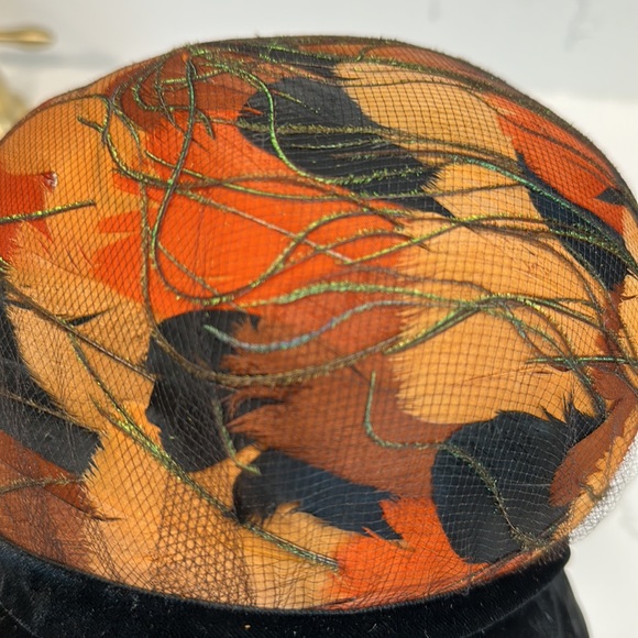 Vintage hat with feathers - Picture 2 of 5